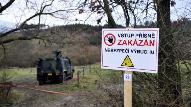 Pyrotechnici znovu čistí areál muničního skladu ve Vrběticích
