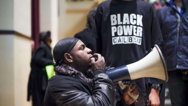 Spojenými státy se zvedla vlna kritiky proti policii, která podle demonstrujících neměří Afroameričanům stejným metrem