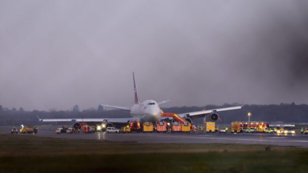 Nouzové přistání letounu Virgin Atlantic na londýnském letišti Gatwick