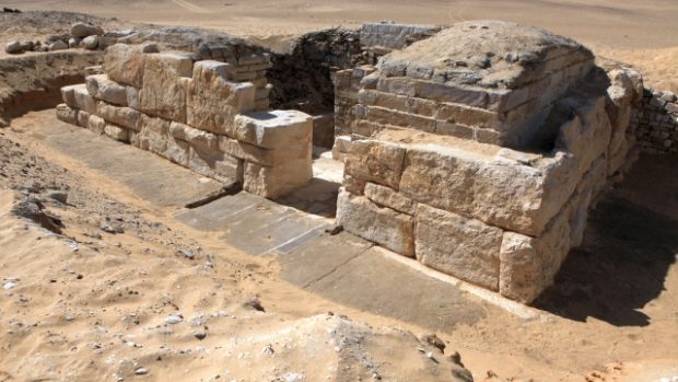 Čeští archeologové našli v Egyptě hrobku (na snímku je celkový pohled) dosud neznámé Chentkaus III.