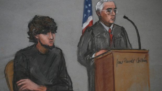 Obžalovaný Džochar Carnajev a soudce George O&#039;Toole na kresbě ze soudní síně