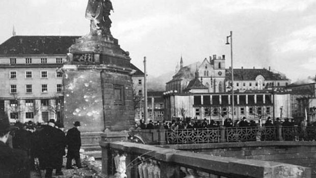 Palackého most po bombardování v únoru 1945