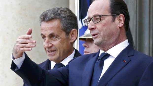 Bývalý francouzský prezident Nicolas Sarkozy a současný prezident François Hollande