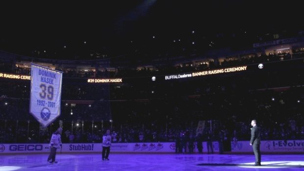 Hokejové Buffalo slavnostně vyřadilo dres Dominika Haška s číslem 39, Hašek to sledoval ze středového kruhu