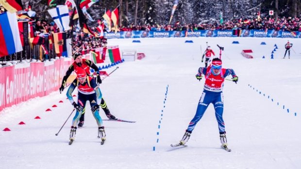 Veronika Vítková (vpravo) ve finiši urvala třetí místo z hromadného závodu