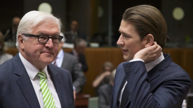 Ministři zahraničí Německa a Rakouska Frank-Walter Steinmeier (vlevo) a Sebastian Kurz na schůzce v Bruselu