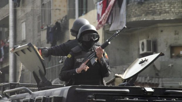 V ulicích egyptských měst hlídkují ozbrojení policisté