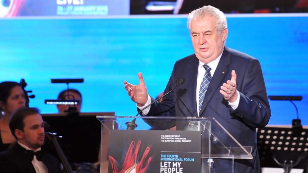 Miloš Zeman na konferenci Let My People Live v lednu 2015 prohlásil: „Jeden z největších českých novinářů Ferdinand Peroutka uveřejnil v prestižním časopise Přítomnost článek s titulkem Hitler je gentleman.“ A odstartoval tím kauzu Peroutka