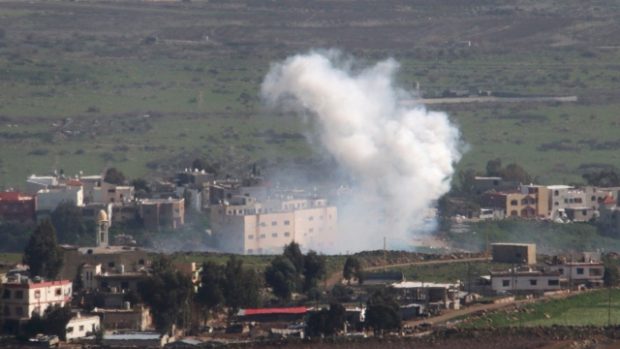 Na útok Hizballáhu odpověděl Izrael dělostřeleckou palbou, která zasáhla nejméně jednu libanonskou vesnici