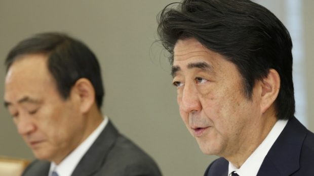 Japonský premiér Šinzó Abe (vpravo)