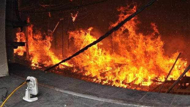 Vědci zkoumali, jak se šíří oheň v uzavřených prostorách velkých rozměrů