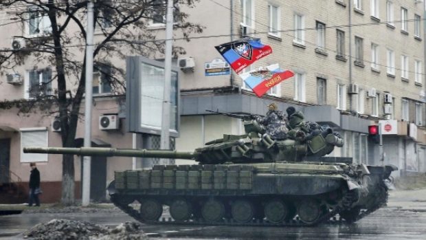 Tank proruských separatistů v ulicích Doněcku