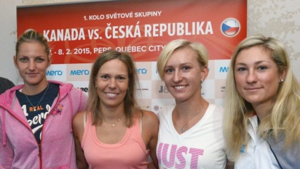 České tenistky zprava Denisa Allertová, Tereza Smitková, Lucie Hradecká a Karolína Plíšková před zápasem v Kanadě