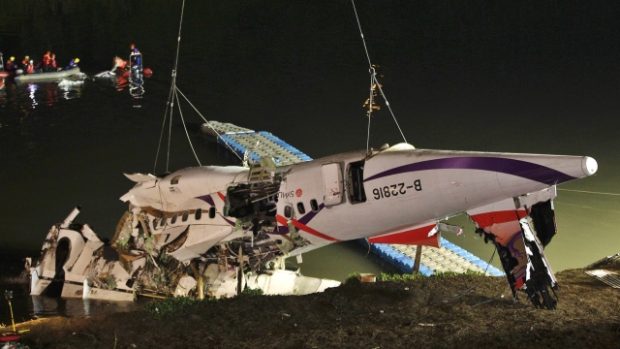 Záchranný tým vytahuje z řeky trosky letadla společnosti TransAsia Airways