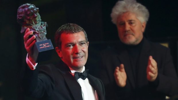 Španělský herec Antonio Banderas se soškou Goya za celoživotní dílo, v pozadí režisér Pedro Almodóvar