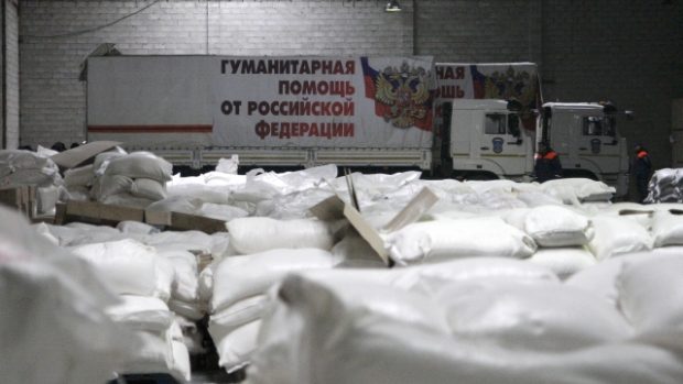 Sklad v Doněcku a složený náklad, který přivezly ruské kamiony. Rusko vypravilo na ukrajinská území pod kontrolou separatistů už třináctý konvoj s pomocí. Údajně se jedná o humanitární zboží
