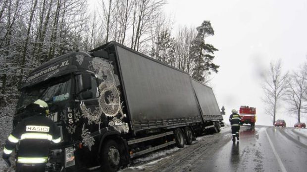 Kamion se neudržel na kluzké silnici