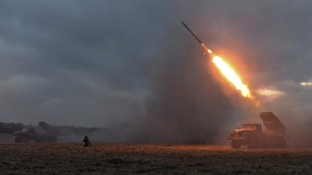 Ukrajinští vojáci ostřelují proruské separatisty v okolí Debalceva