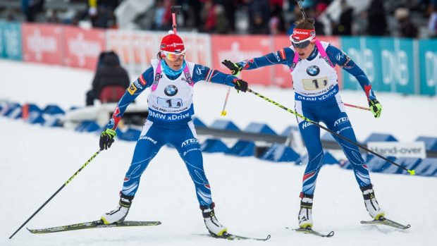 Veronika Vítková přebírá štafetu od Jitky Landové a míří za dalším vítězstvím