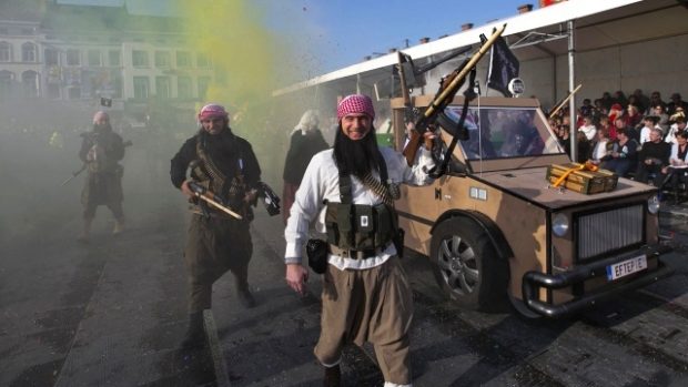 Účastníci karnevalu v Aalstu převlečení za bojovníky Islámského státu