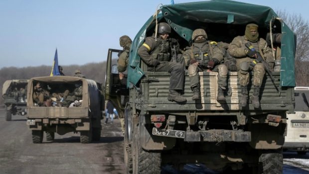 Ukrajinští vojáci opouštějí Debalcevo