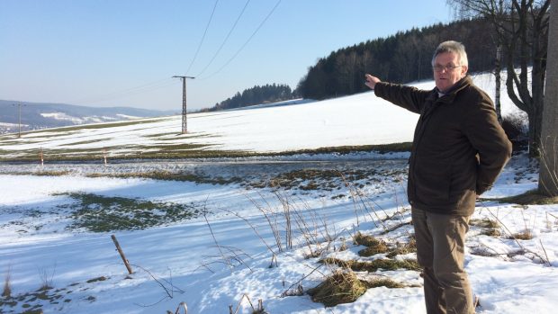 Hartmut Tanneberger z občanského sdružení Za čistý vzduch v Krušnohoří. Ukazuje, odkud smradlavý vzduch z Česka přichází