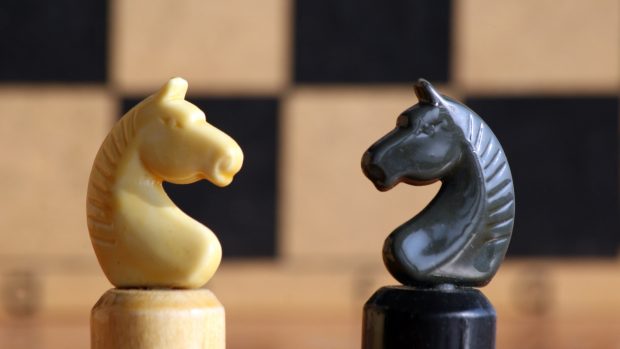 Šachy jsou podle exmistra světa Bobbyho Fischera válkou na hrací desce, při níž jde o to rozdrtit konkurentovo myšlení i ego