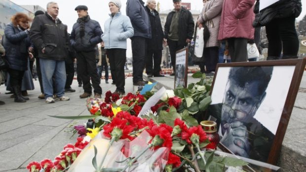 Ruského opozičního politika Borise Němcova zastřelil v noci neznámý útočník z jedoucího auta v centru Moskvy. Lidé už od nočních hodin nosí na most květiny a svíčky
