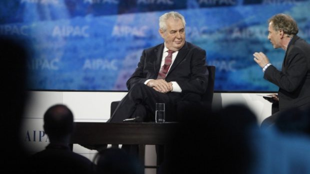 Český prezident Miloš Zeman mluví na konferenci AIPAC s Davidem Horovitzem