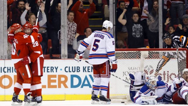 Marek Židlický (28) a Henrik Zetterberg (40) se radují z vítězného gólu Detroitu