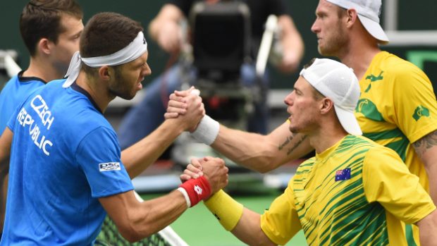 Čeští tenisté ČR Jiří Veselý a Adam Pavlásek porazili ve čtyřhře 1. kola Davis Cupu Australany Samuela Grotha a Lleytona Hewitta 3:2 na sety