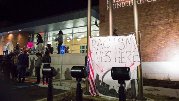 Protestující pověsili před policejní stanici ve Fergusonu nápis „Zde žije rasismus“
