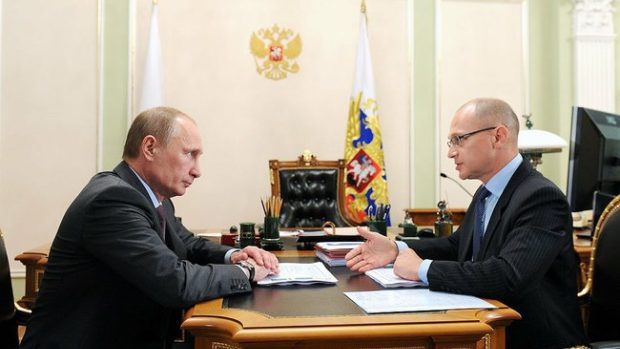 Ruský prezident Vladimír Putin a šéf ruské státní společnosti Rosatom Sergej Kirijenko