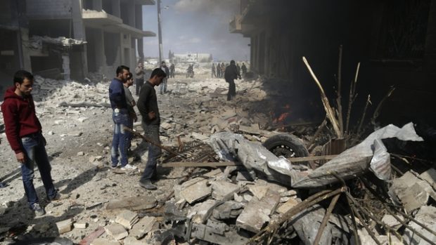 Obyvatelé města Maarat Al-Nouman si prohlížejí škody po explozi automobilu, jak tvrdí bojovníci proti Assadovi