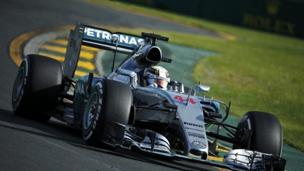 Britský pilot Formule 1 Lewis Hamilton vyhrál úvodní Velkou cenu Austrálie