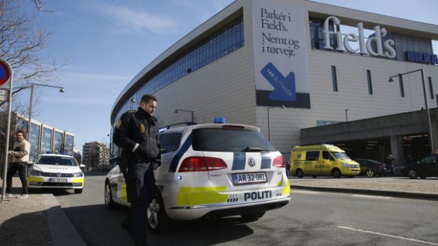 Policie před nákupním centrem v Kodani, na jehož parkovišti se střílelo