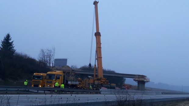 Stavba nosníků na dálničním nadjezdu na 162. km D1 ve směru na Brno