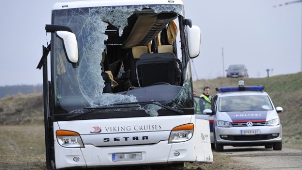 Český autobus, který havaroval poblíž dolnorakouského Mistelbachu