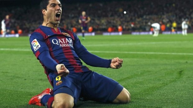 Na kolenou, ale šťastný. Luis Suárez se raduje ze svého gólu