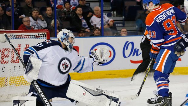 Gólman Ondřej Pavelec dovedl Winnipeg k výhře nad Edmontonem 33 úspěšnými zákroky