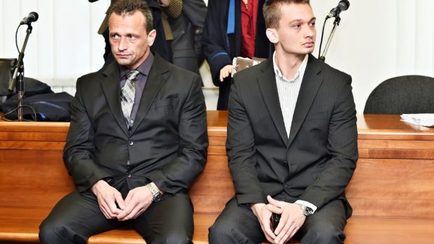 Před senátem Vrchního soudu v Olomouci stanuli Ladislav Lněnička (vlevo) a jeho syn Štěpán obžalovaní z rozsáhlého prodeje anabolik