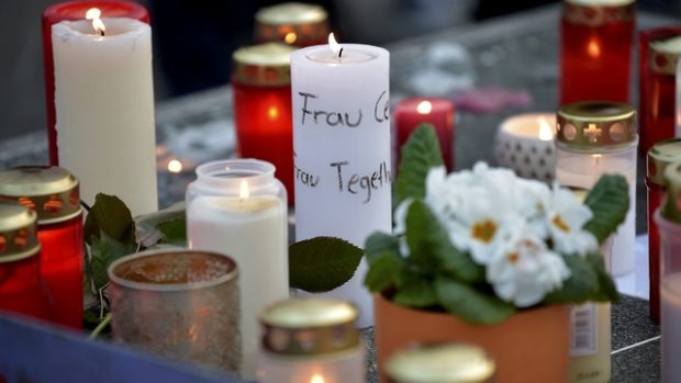Lidé v německém Halternu zapálili stovky svíček na památku školáků, kteří zahynuli při letecké katastrofě ve Francii