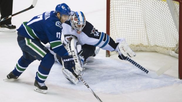 Radim Vrbata střílí vítězný gól v utkání s Winnipegem