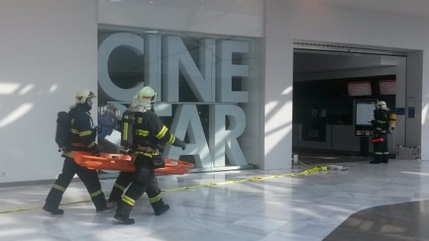Osmdesát hasičů nacvičovalo zásah v obchodním centru v Praze