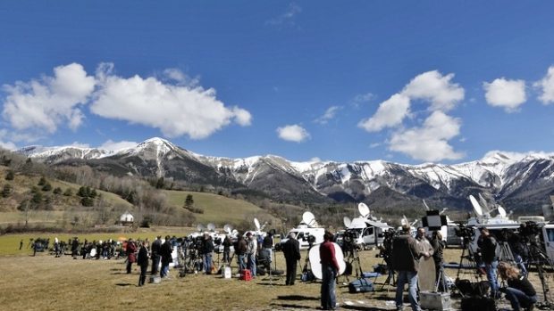 Novináři poblíž místa havárie airbusu společnosti Germanwings ve francouzských Alpách