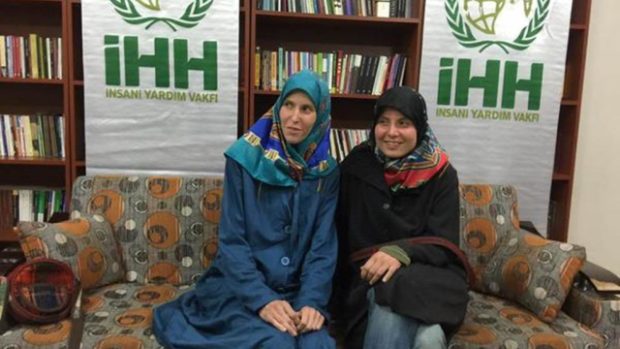 Dvě Češky unesené v roce 2013 v Pákistánu jsou volné. Antonie Chrástecká (vlevo) a Hana Humpálová na snímku zveřejněném tureckou humanitární organizací IHH