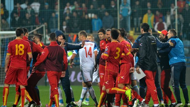 Kvalifikační zápas mistrovství Evropy provázely strkanice mezi ruskými (v bílém) a černohorskými fotbalisty. Ukončen byl po incidentech fanoušků