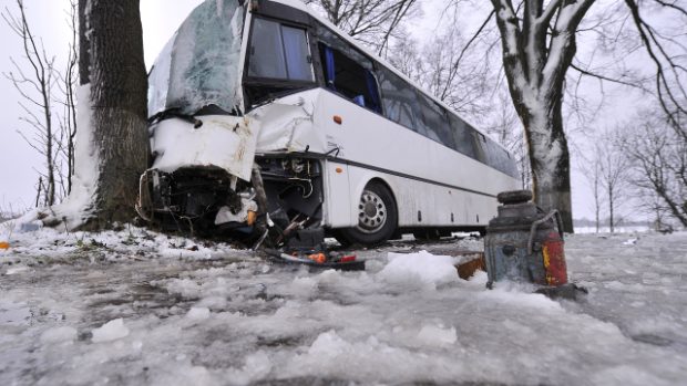 Havarovaný autobus u Poděšína na Žďársku