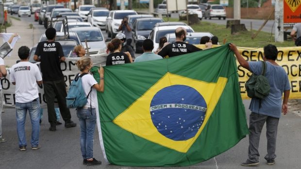 Lidé v Riu de Janeiru protestují proti brutálním zásahům policie v chudinských oblastech (ilustrační foto)