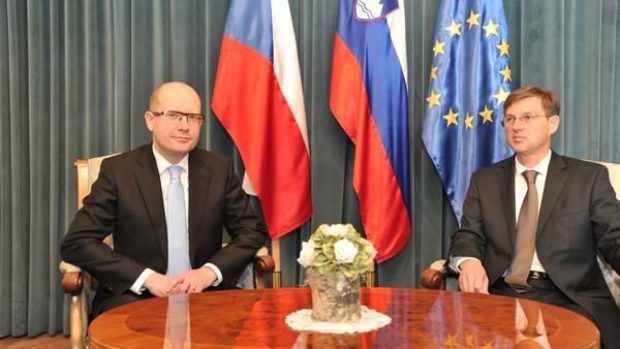 Premiér Bohuslav Sobotka (vlevo) zahájil 13. dubna setkáním s premiérem Mirem Cerarem dvoudenní návštěvu Slovinska